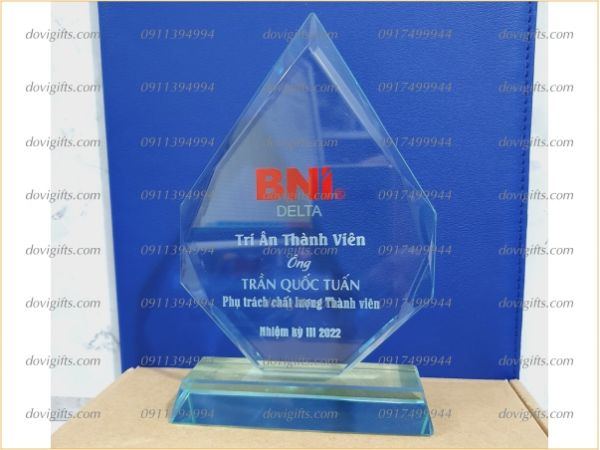 Biểu trưng thủy tinh - Quà Tặng DOVIGIFTS - Công Ty TNHH Sản Xuất Và Thương Mại Đồng Viên