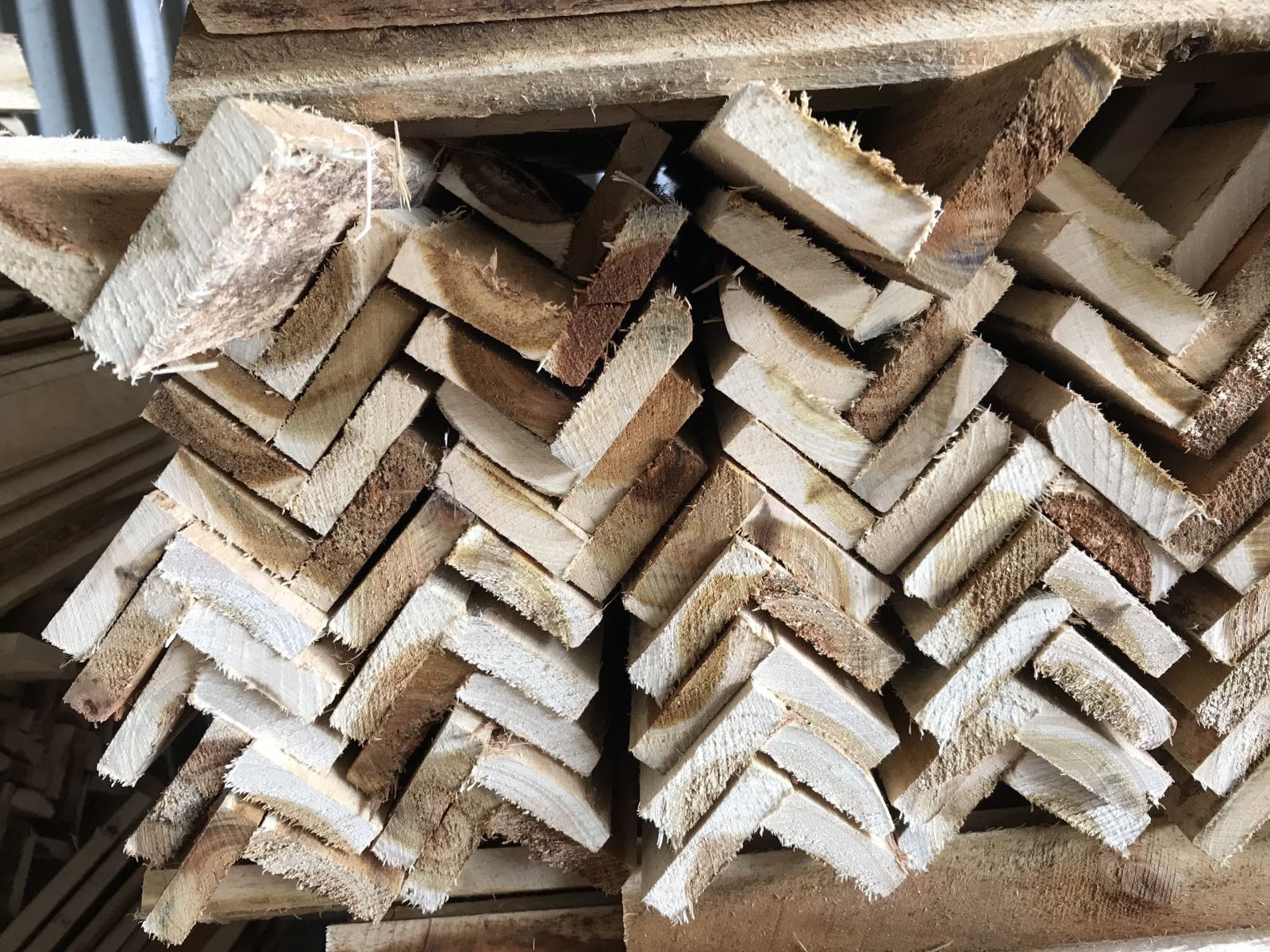 Nẹp góc gỗ - Pallet 24H - Công Ty TNHH Sản Xuất Thương Mại Dịch Vụ Pallet 24H