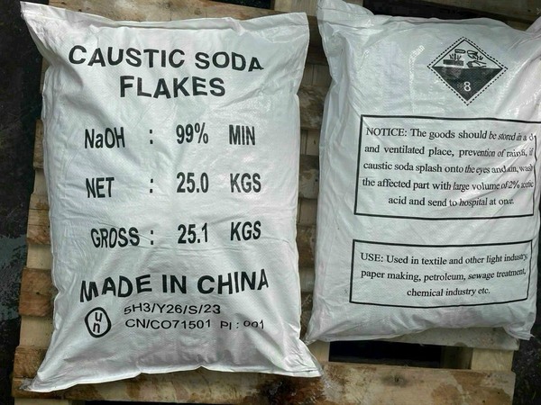 Caustic Soda Flakes - Hóa Chất Xử Lý Nước - Nước Thải Quốc Huy - Công Ty TNHH Môi Trường Quốc Huy