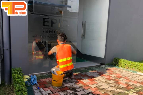 Dịch vụ lau chùi cửa kính