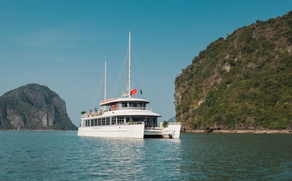 Du thuyền Catamaran 5 sao vịnh Lan Hạ