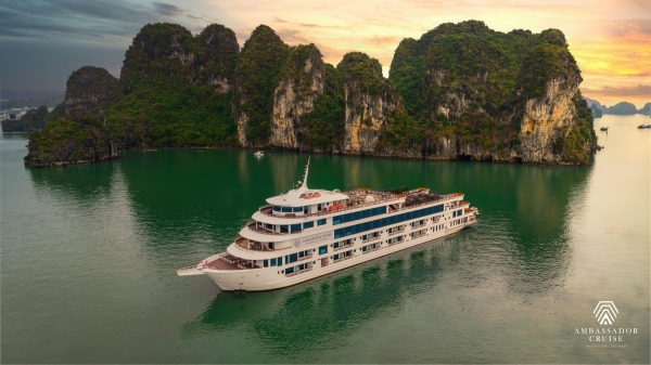 Du thuyền trong ngày Ambassador Day Cruise