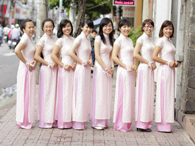 Cho thuê lễ tân cưới hỏi - Xe Du Lịch Thảo Trang - Công Ty TNHH Thương Mại Dịch Vụ Du Lịch Thảo Trang