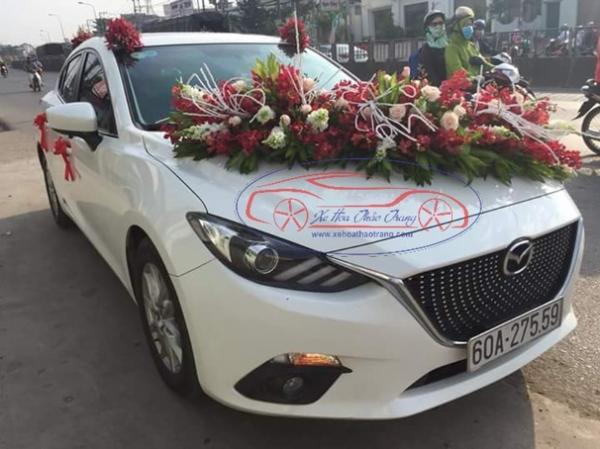 Trang trí hoa xe cưới