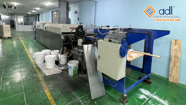 Máy phủ UV - Bao Bì ADL Paperpackaging - Công Ty TNHH Một Thành Viên ADL Paperpackaging