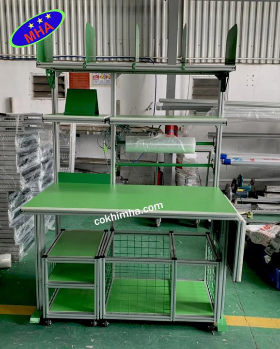 Bàn thao tác đóng gói sản phẩm