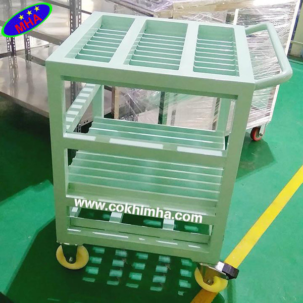 Xe đẩy chở hàng trong kho