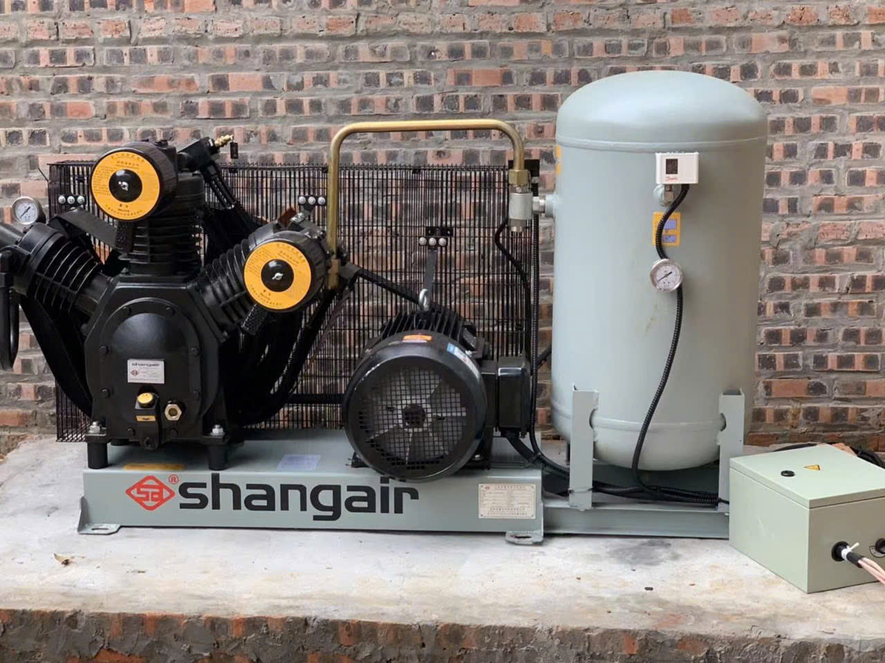 Máy nén khí - Máy Móc Nhựa Han Yu Triết Giang - Công Ty TNHH Thiết Bị Máy Móc Và Khuôn Mẫu Han Yu Triết Giang