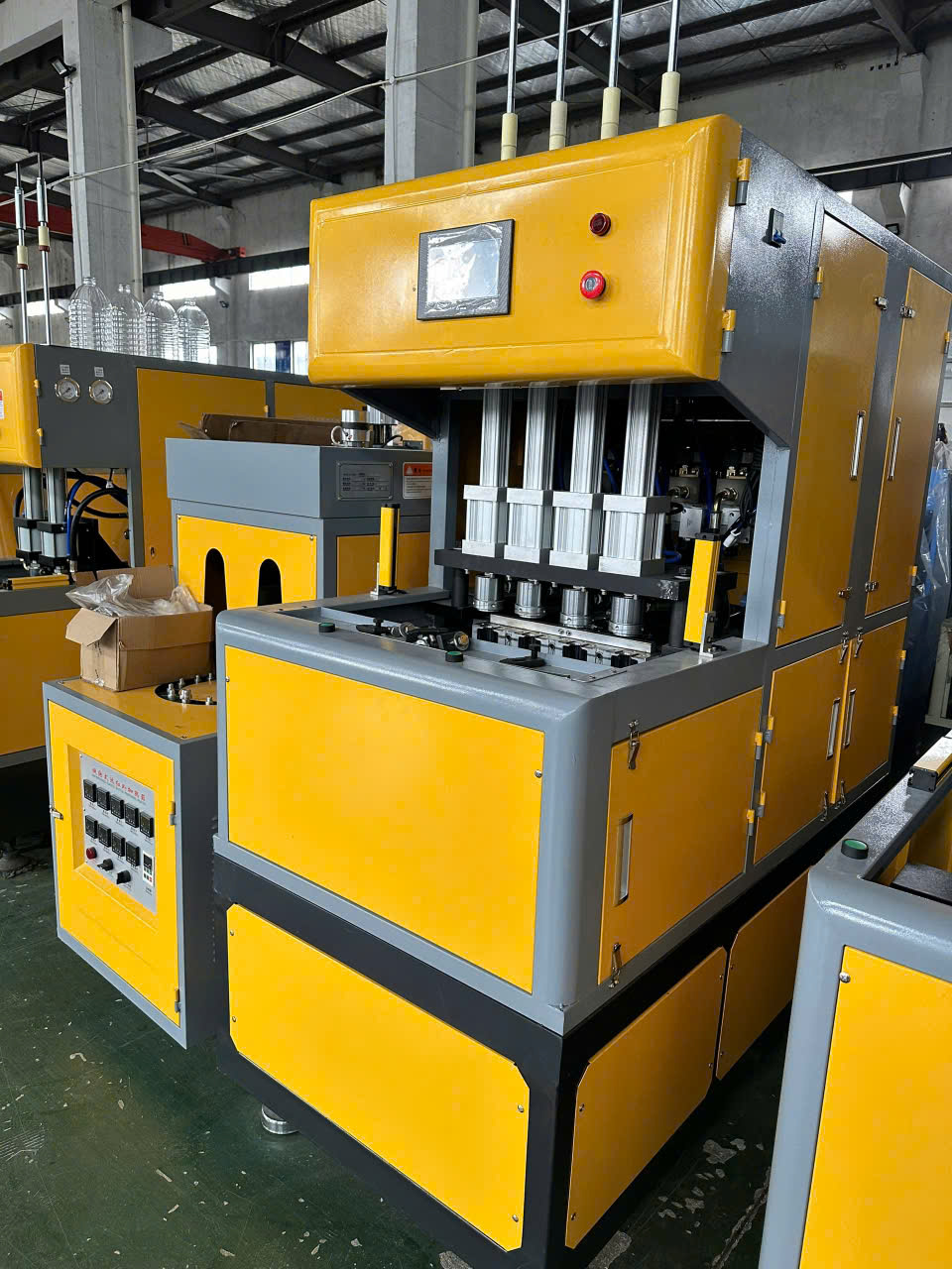 Máy thổi chai bán tự động - Máy Móc Nhựa Han Yu Triết Giang - Công Ty TNHH Thiết Bị Máy Móc Và Khuôn Mẫu Han Yu Triết Giang
