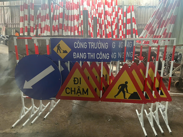 Biển báo công trường đang thi công