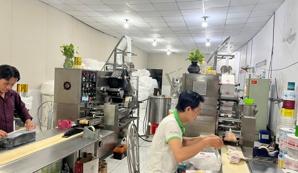 Công nhân sản xuất - Khăn Lạnh Thiên Phú - Công Ty TNHH Sản Xuất Thương Mại Dịch Vụ Thiên Phú LTD
