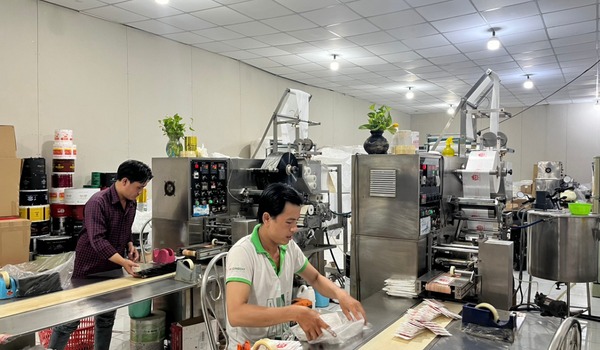 Công nhân sản xuất - Khăn Lạnh Thiên Phú - Công Ty TNHH Sản Xuất Thương Mại Dịch Vụ Thiên Phú LTD