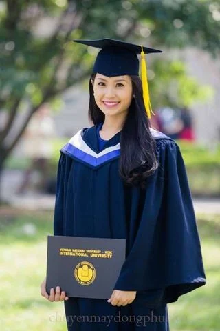 Áo tốt nghiệp - Đồng Phục Phú Hoàng - Công Ty TNHH Sản Xuất Thương Mại Dịch Vụ Phú Hoàng