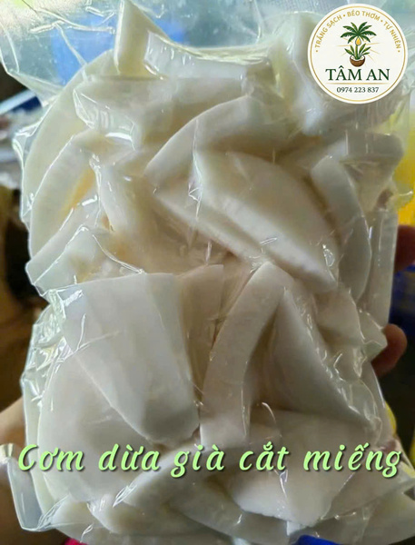 Cơm dừa già cẳt miếng