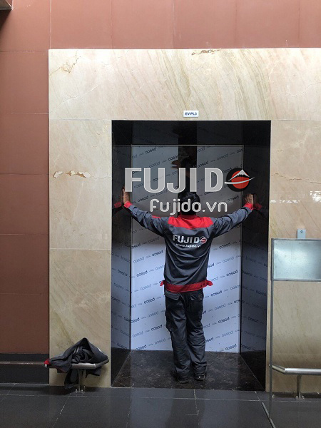 Lắp đặt tấm ốp inox cho thang máy sân bây Nội Bài - Gia Công Chấn Gấp Inox Fujido - Công Ty Cổ Phần Fujido