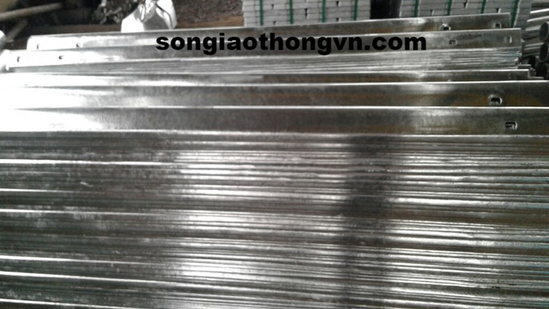 Tấm sóng mạ kẽm nhúng nóng dài 3.32m dày 3mm - Sơn Giao Thông Thái Hà - Công Ty TNHH Xây Dựng Và Đầu Tư Thương Mại Thái Hà