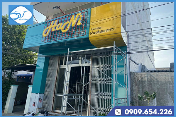 Thi công bảng hiệu chữ nổi mica