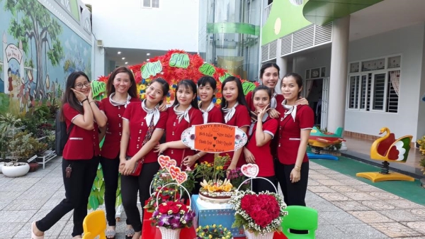 Đồng phục giáo viên Hoa Phượng Đỏ - Đồng Phục Thiên Hương Phát - Công Ty TNHH Sản Xuất Thương Mại Thiên Hương Phát