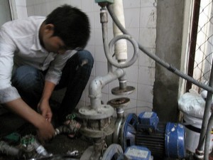 Sửa chữa máy bơm nước tại nhà - Công Ty Cổ Phần Thương Mại Và Dịch Vụ Điện Lạnh Việt Fix