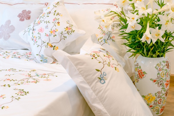 Chăn gối thêu tay - Công Ty TNHH Thiết Kế Thời Trang Tân Mỹ