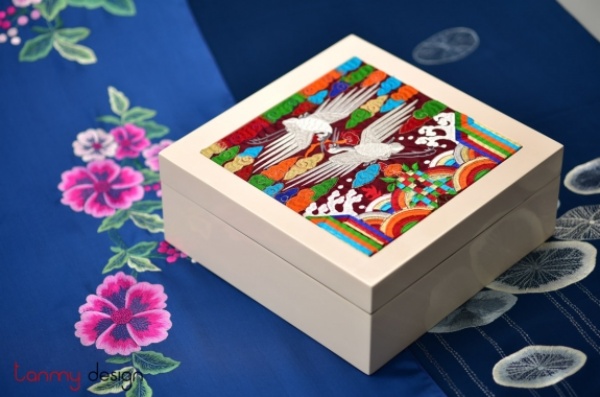 Hộp sơn mài nắp thêu - Công Ty TNHH Thiết Kế Thời Trang Tân Mỹ
