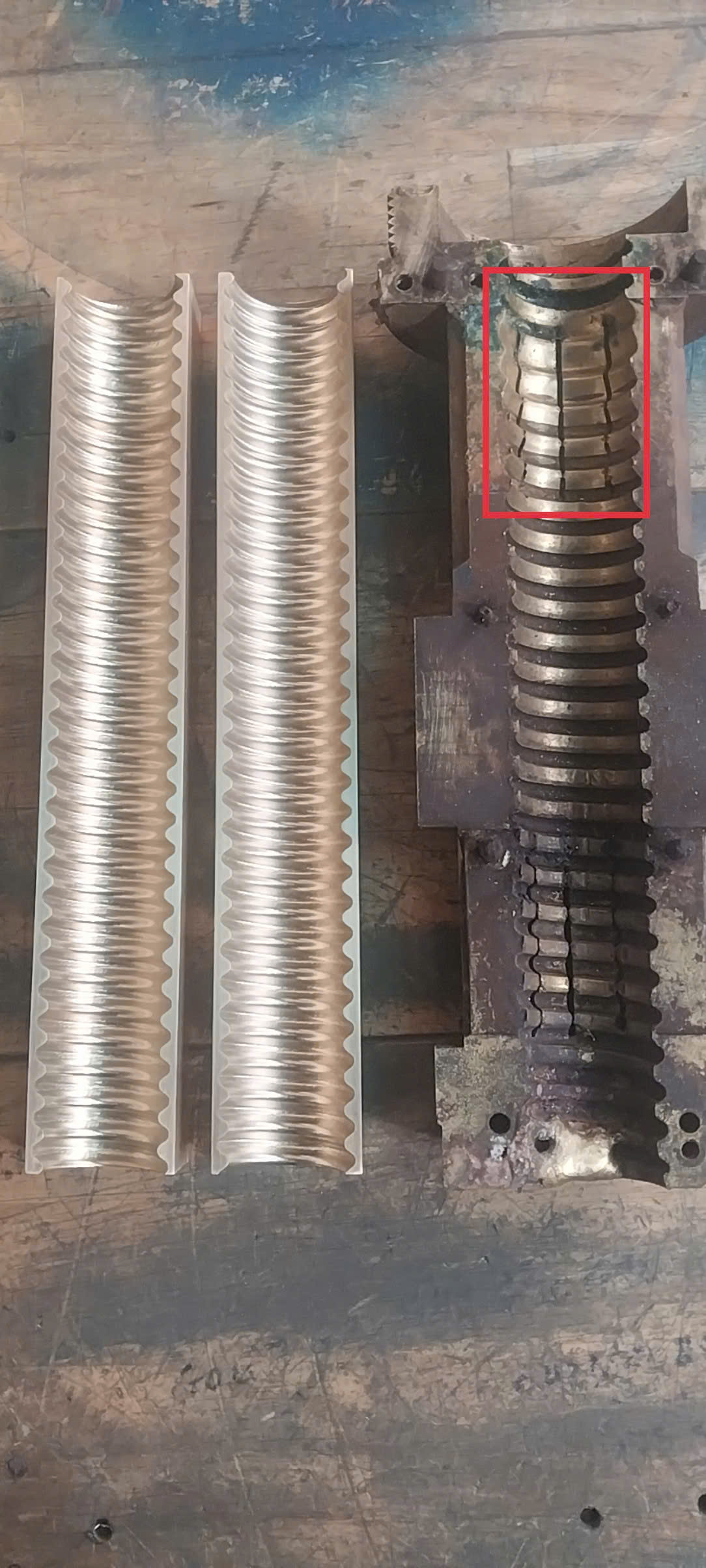 Khuôn ống xoắn nhựa