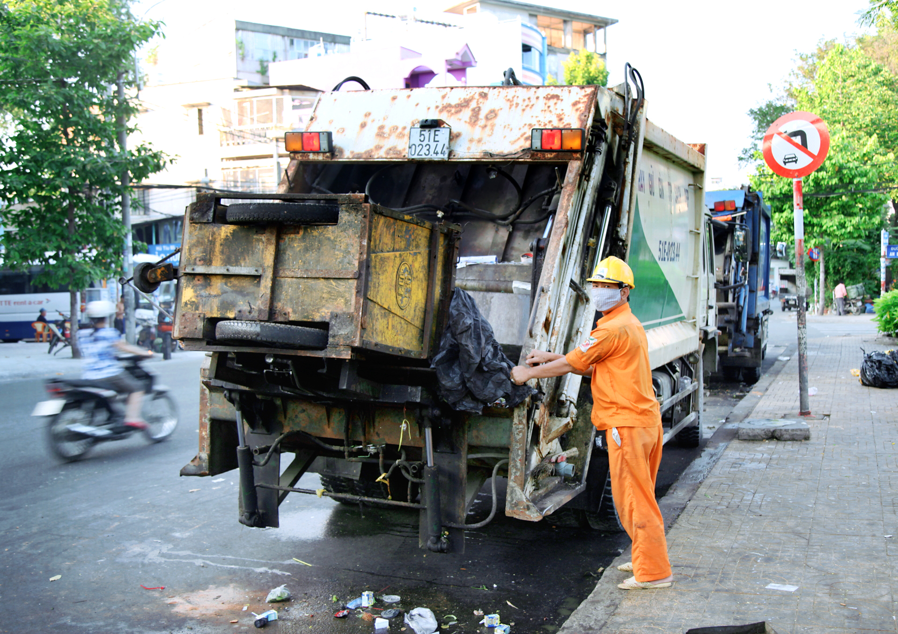Vận chuyển rác thải - Môi Trường Nhật Phát Đạt - Công Ty TNHH Môi Trường Đô Thị Nhật Phát Đạt