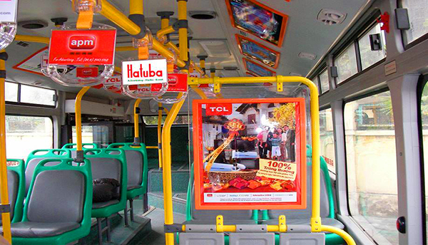Quảng cáo bên trong xe buýt