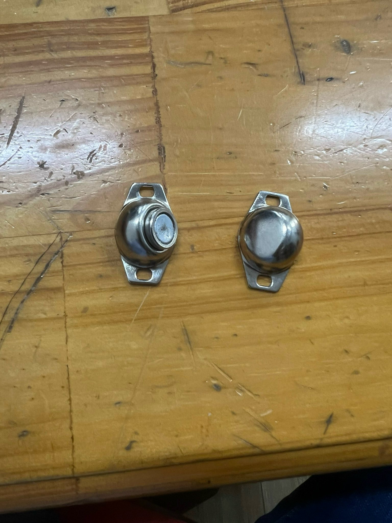 Bộ hít  cửa nam châm - Phụ Kiện Nội Thất  Sacom - Công Ty TNHH Thương Mại Dịch Vụ Quốc Tế Sacom