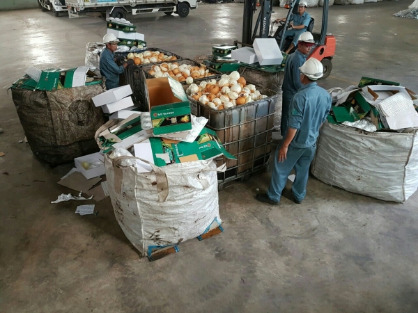 Hủy hàng trái cây hư hỏng