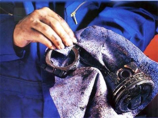 Xử lý giẻ lau dính dầu nhớt