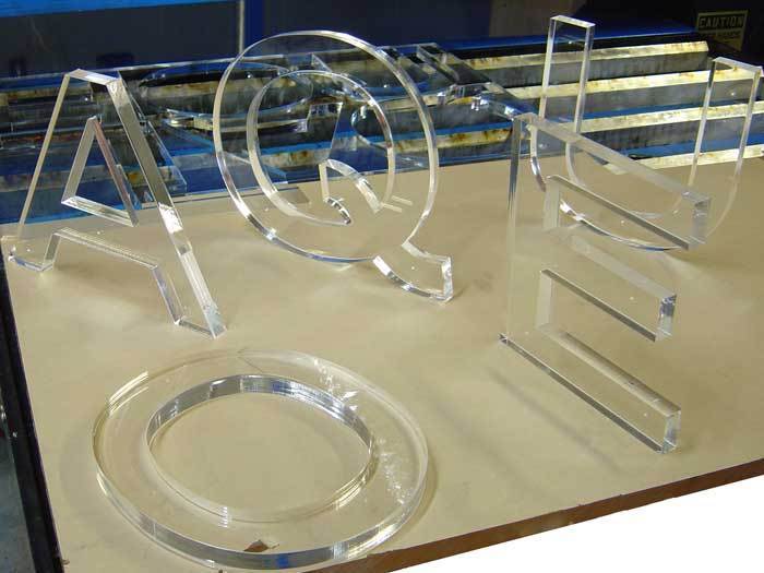 Khắc cắt CNC Alu chữ mica - Công Ty TNHH Thương Mại Dịch Vụ Quảng Cáo Định Hướng
