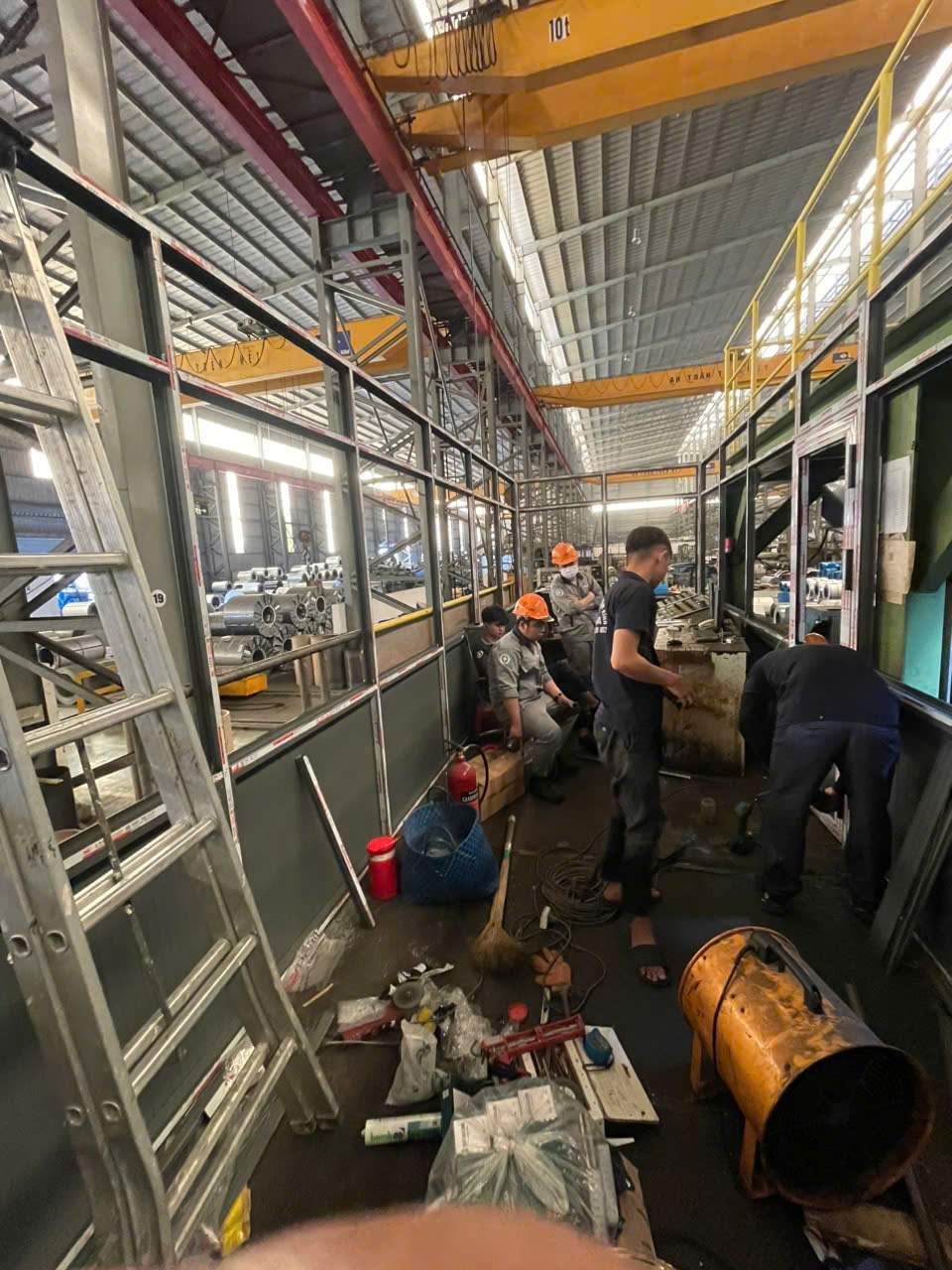 Cải tạo thay mới vách ngăn nhà xưởng nhà máy Tôn Nam Kim - Kính Vinh Hoa - Công Ty TNHH MTV Nhôm Kính Vinh Hoa