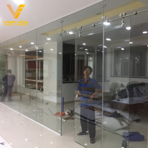 Vách kính cường lực - Kính Vinh Hoa - Công Ty TNHH MTV Nhôm Kính Vinh Hoa