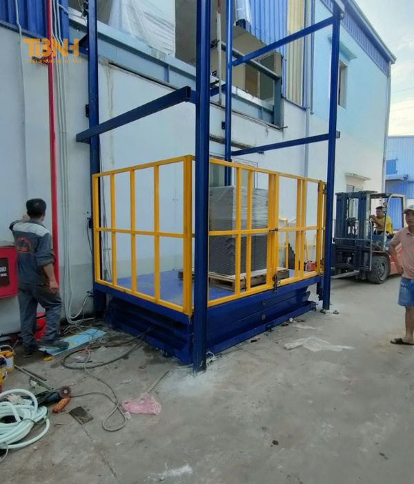 Thang nâng thủy lực