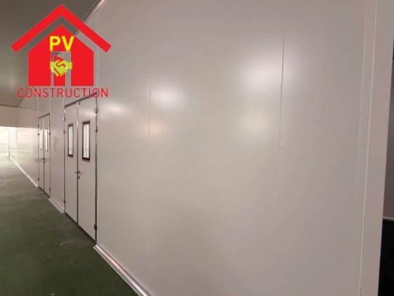 Thi công vách, trần Panel PU cách nhiệt tại nhà máy Bibica