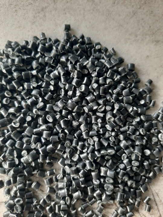 Hạt nhựa PE xám đen - Công Ty Cổ Phần Q.M.T - JP Plastic