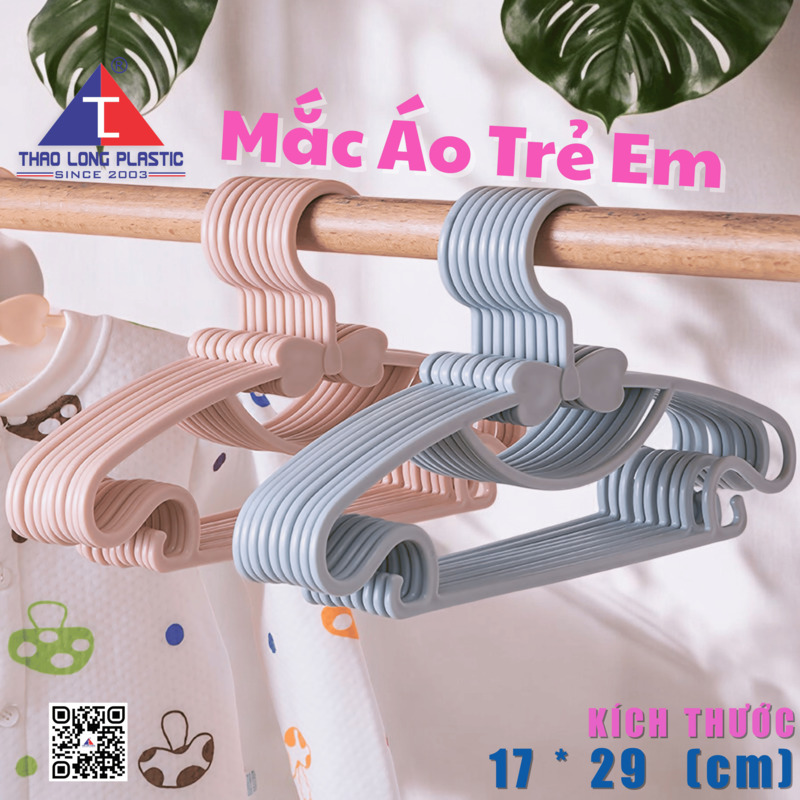 Mặc áo trẻ em