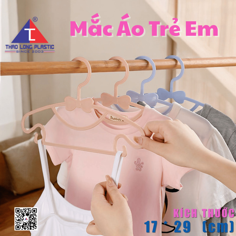 Mặc áo trẻ em