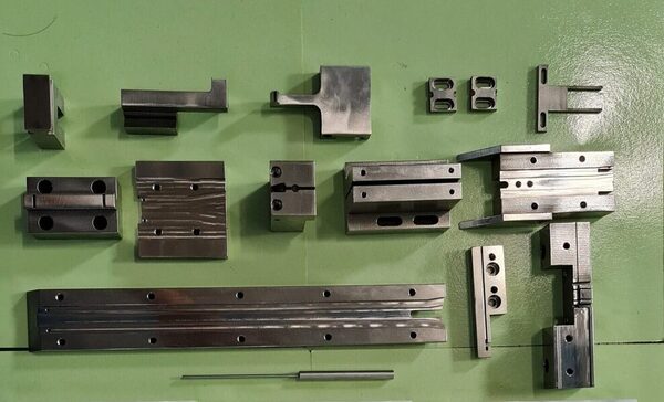Gia công cắt dây CNC - Cơ Khí Việt Phúc Nhân - Công Ty TNHH Cơ Điện Việt Phúc Nhân
