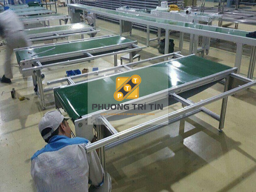 Băng tải có bàn thao tác - Băng Tải Phương Trí Tín - Công Ty TNHH Cơ Khí Chế Tạo Phương Trí Tín
