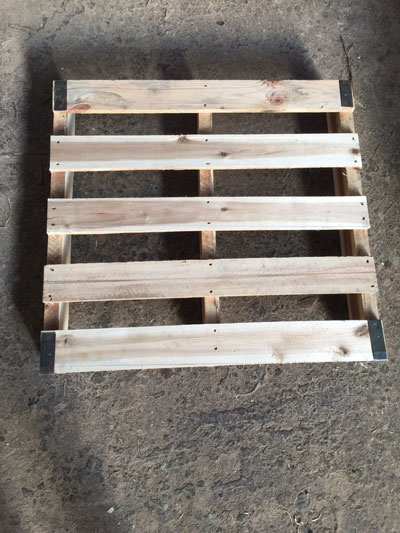 Pallet gỗ trầm đai nẹp sắt - Công Ty TNHH Pallet Gỗ Mai Hoa