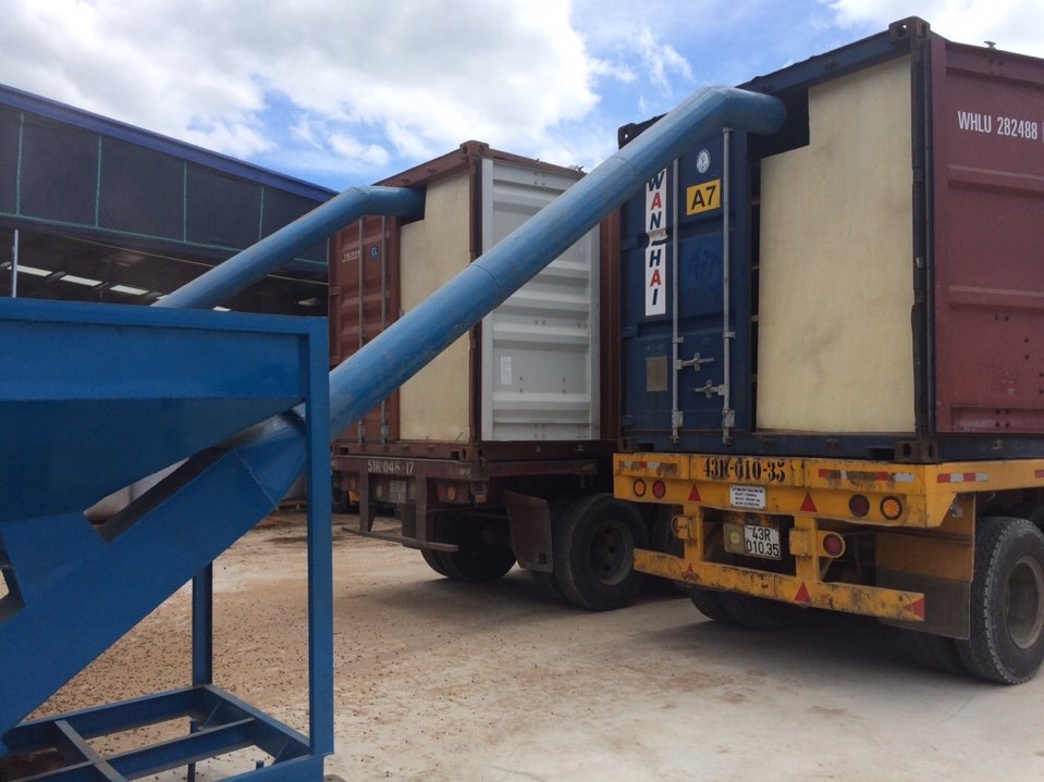 Phun viên nén vào container