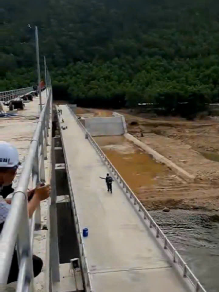 Đập nhà máy nước Hoa Liên