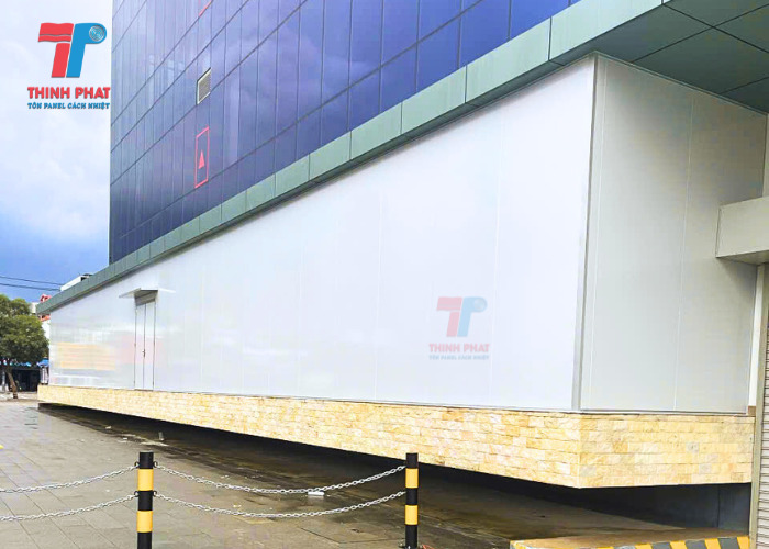 Thi công lắp vách ngoài - Cách Nhiệt Thịnh Phát - Công Ty TNHH Cách Nhiệt Thịnh Phát