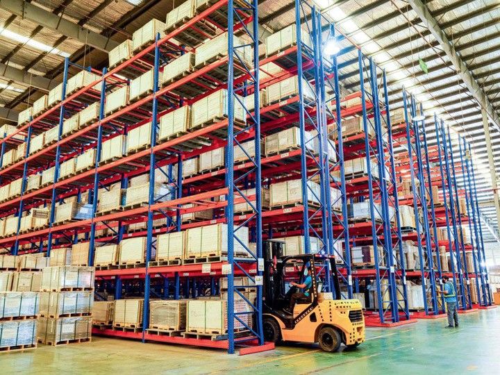 Kho thành phẩm – khu vực bốc xếp