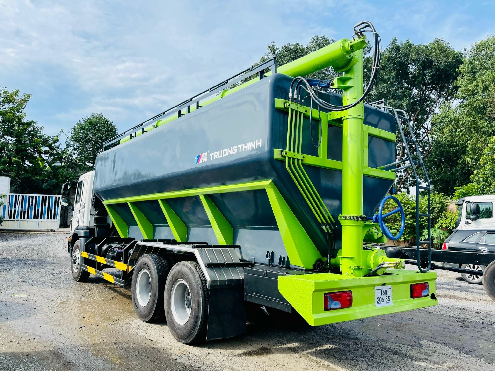 Xe chở thức ăn chăn nuôi