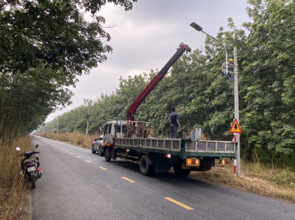 Đèn chiếu sáng - Thi Công Trạm Biến áp Phú Minh An - Công Ty TNHH Tư Vấn Xây Dựng Phú Minh An