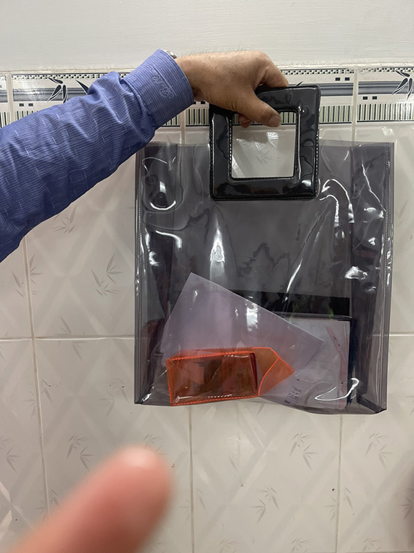Túi nhựa xám khói quai sắt - Chi Nhánh Công Ty TNHH Sản Xuất Túi Nhựa PVC Biển Đông
