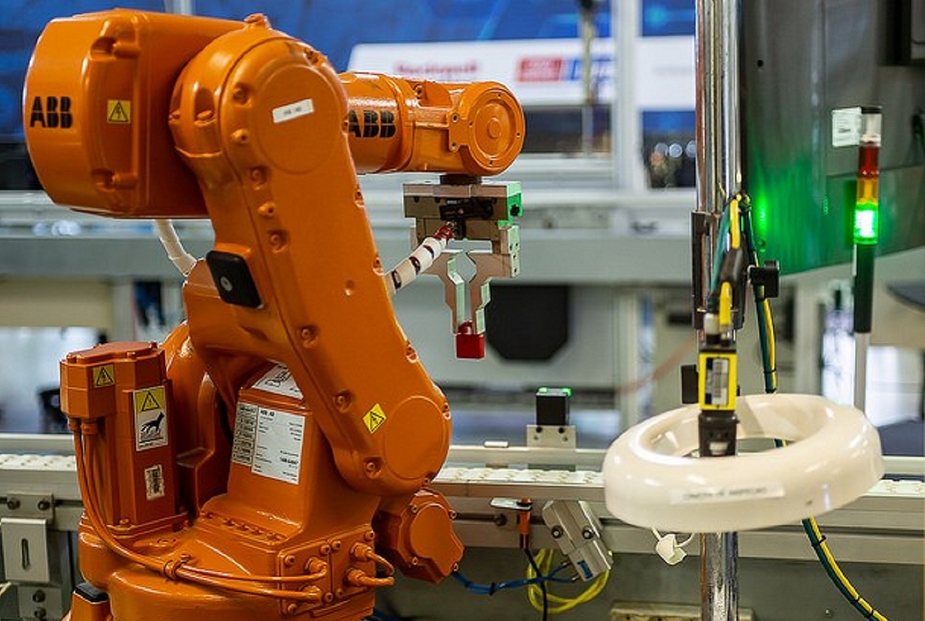 Robot lắp sản phẩm - Công Ty CP Uniduc